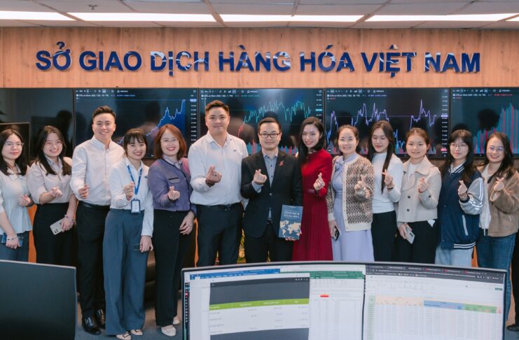 Implementing Project-Based Learning at the Graduate Level: Connecting Derivatives Theory with Market Practice